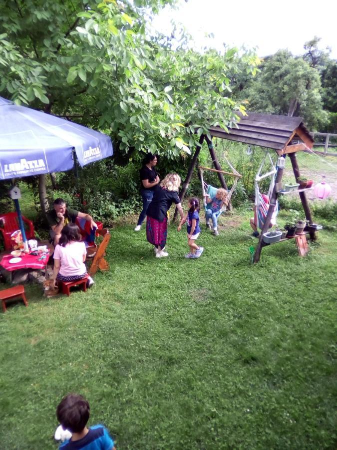 Bezdead House Hub Hotel Bagian luar foto